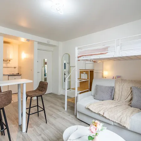 Deal! Modern In Vibrant Area Only 5 Minutes By Walk To Metro - Location Apartment