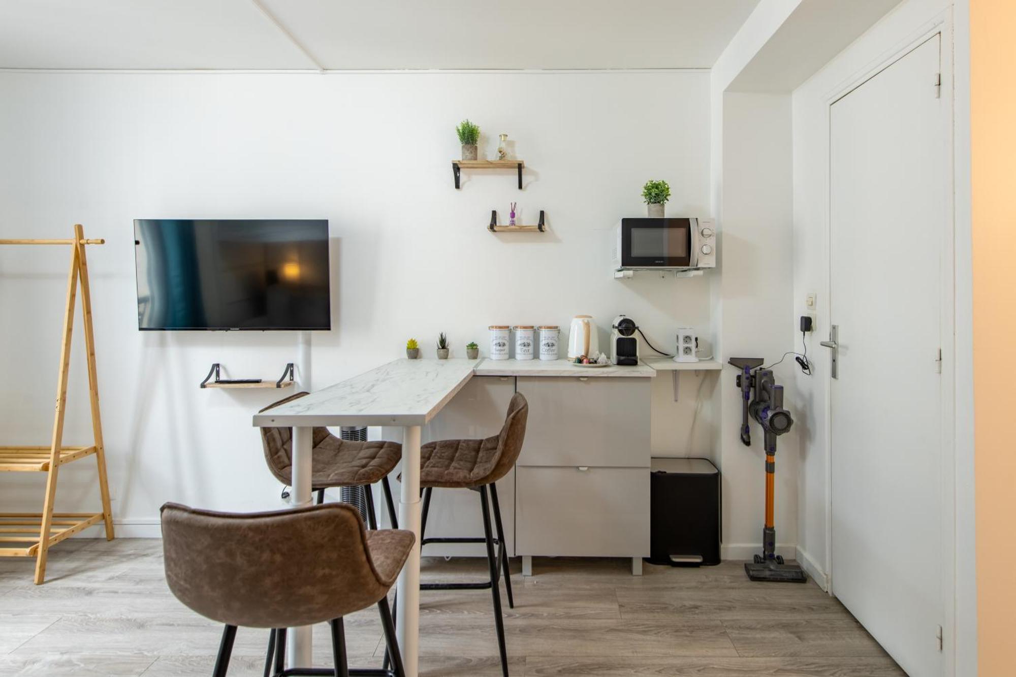 Apartment Deal! Modern In Vibrant Area Only 5 Minutes By Walk To Metro - Location *